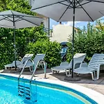 Two-bedroom With Pool Hébergement de vacances *
