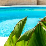 Hébergement de vacances Two-bedroom With Pool