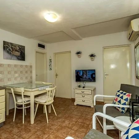 Two-bedroom With Pool * Brodarica (Sibenik-Knin)