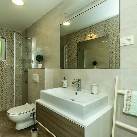 Σπίτι διακοπών Two-bedroom With Pool