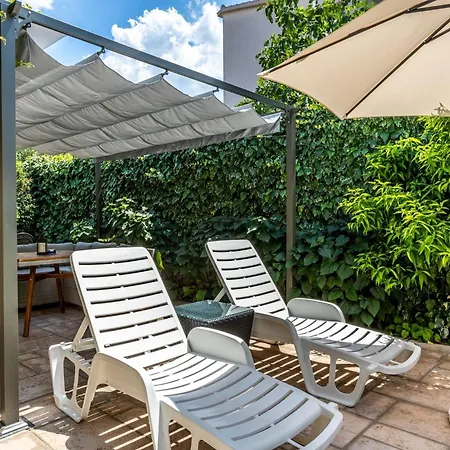 Semesterbostad Two-bedroom With Pool Brodarica (Sibenik-Knin)