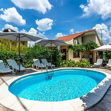 Semesterbostad Two-bedroom With Pool Brodarica (Sibenik-Knin)